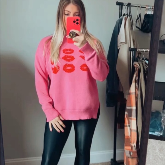 Pink with red lips & hearts sweater - Picture 1 of 5